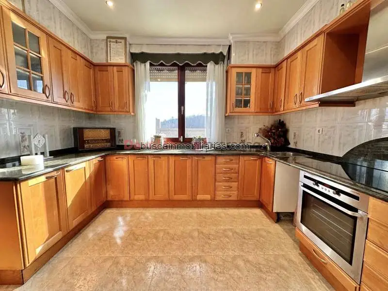 Chalet en venta cerca de Tui con piscina y 9 habitaciones