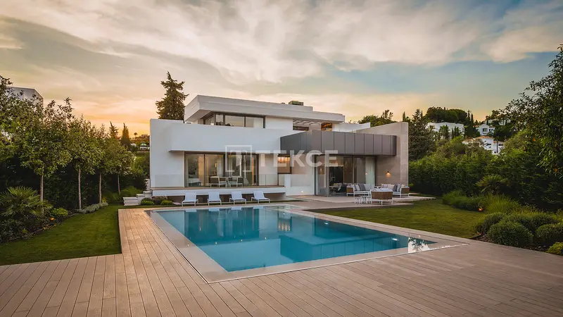 Villas de Lujo en Estepona con Vistas al Entorno Natural