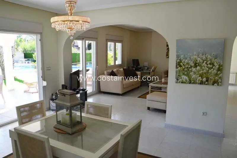 Villa en Venta Cabo Roig Orihuela Costa con Piscina