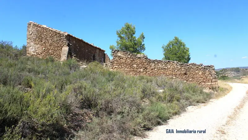 Casa de Campo con 6 Hectareas en Maella