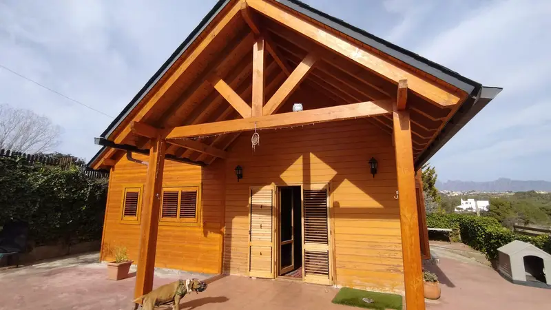 Casa Canadiense en Venta: 3 Dormitorios, Jardín y Zona Tranquila