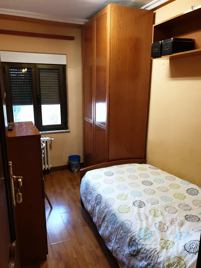 Habitación individual en un piso de 5 habitaciones