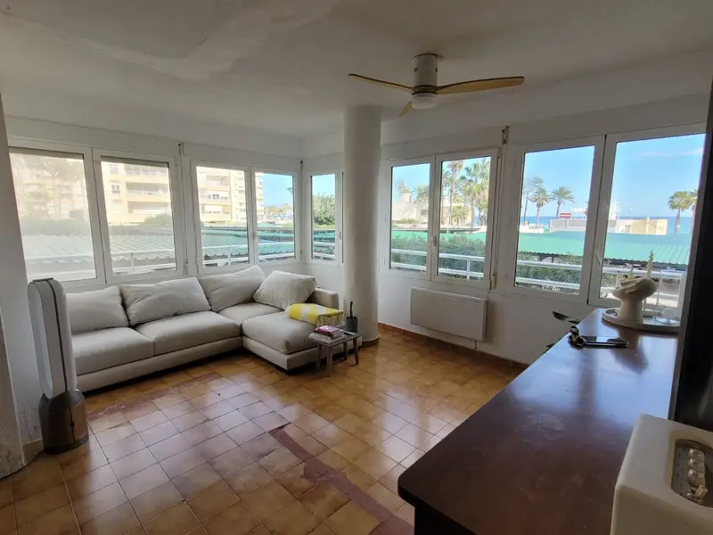 Apartamento en Urbanova con Piscina y Vistas al Mar