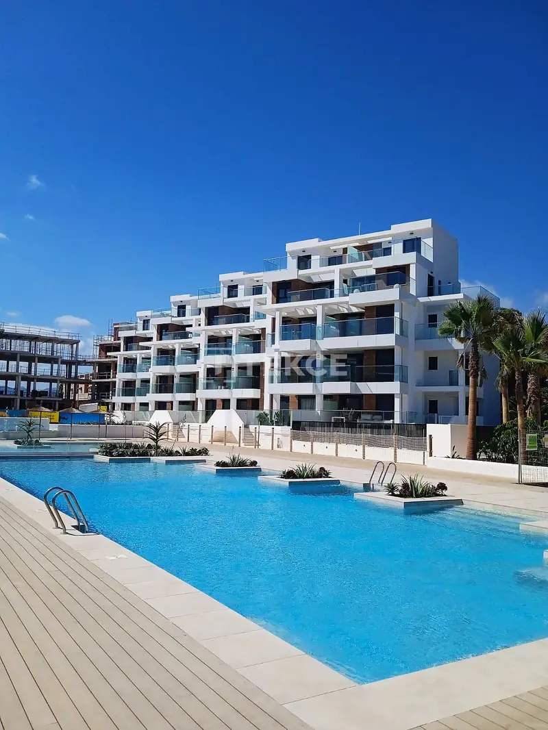 Listo para mover apartamentos frente a la playa en Denia