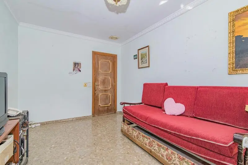 Casa en La Zubia con Local Comercial y Nave