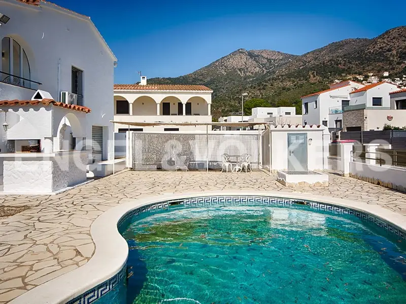Chalet en Venta Roses Girona Gran Terreno Piscina
