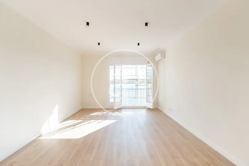 Piso en venta en Guillem Tell, reformado y luminoso