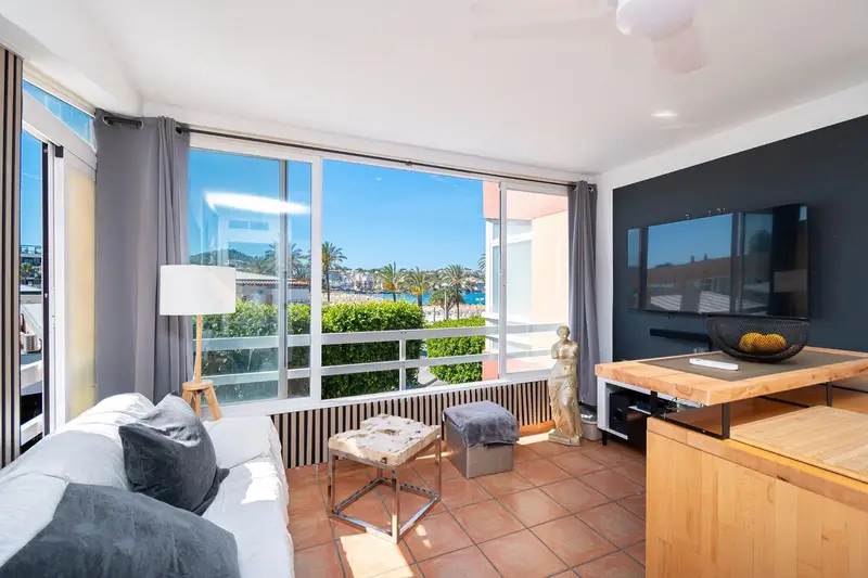 Apartamento en Santa Ponsa Primera Linea de Mar Reformado