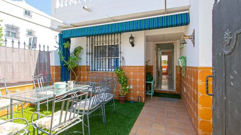Casa en Sevilla con 5 dormitorios, 2 baños y placas solares