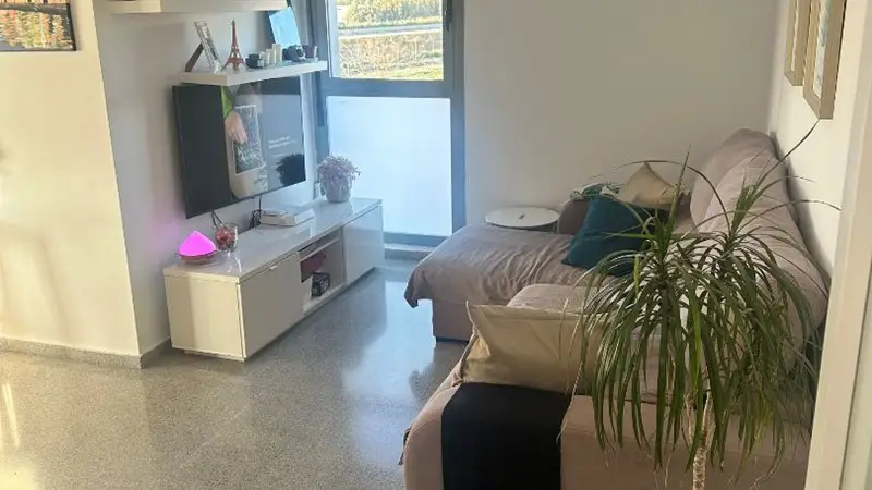 Piso en venta en Valencia: Moderno y amplio con terraza y piscina