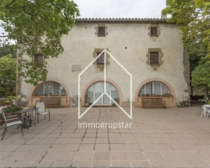 Masia Catalana con Piscina Cerca de Girona
