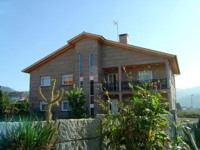 Chalet en Bembrive Vigo 2 plantas 8 dormitorios