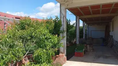 Casa en venta en Bascara con almacenes