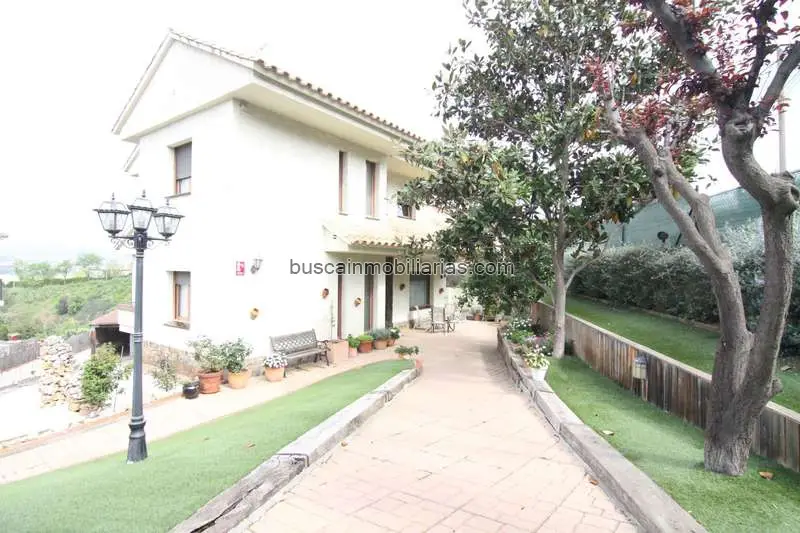 Chalet en Venta en Abrera: Casa Independiente con Piscina y Vistas
