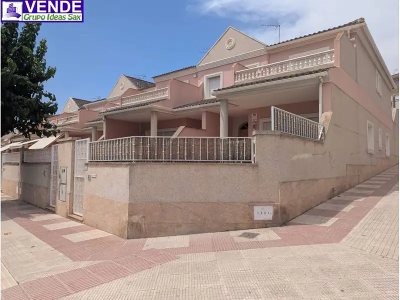 Chalet Adosado en Sax con Terraza y Garaje