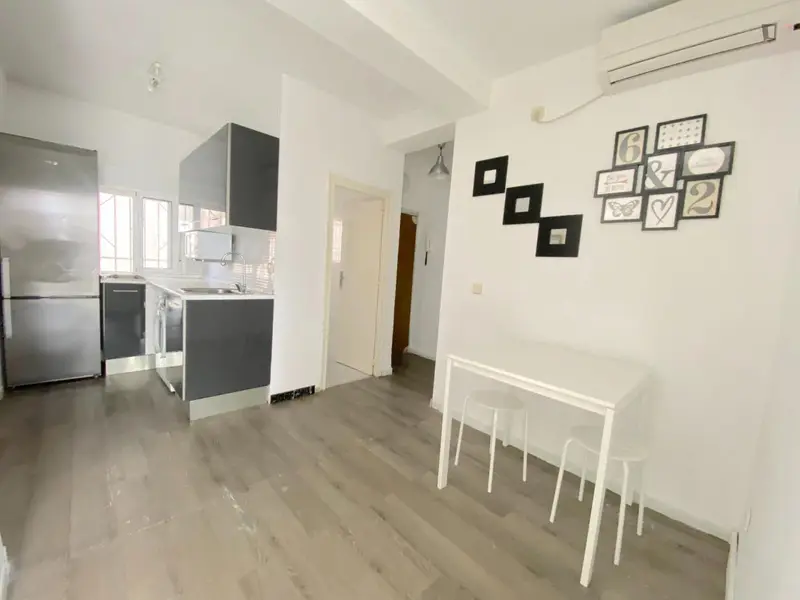 Habitacion individual cerca del centro de Sevilla con cama doble, TV, agua y wifi