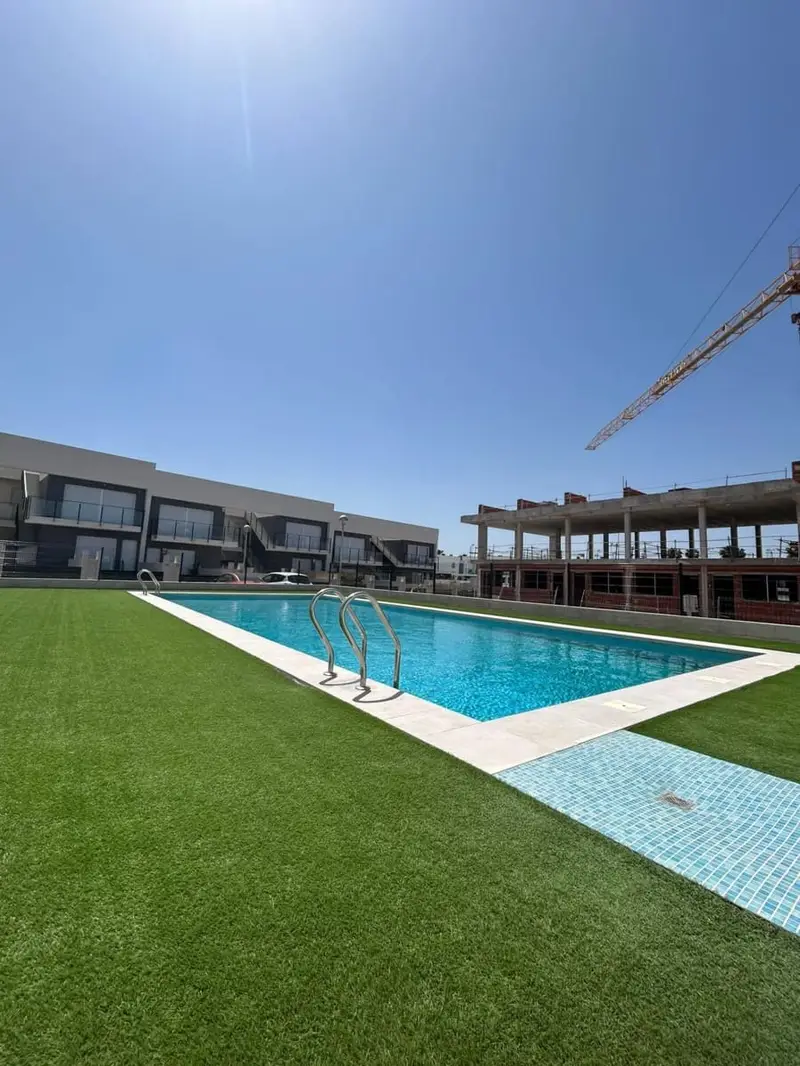 Bungalow Moderno en Gran Alacant con Piscina