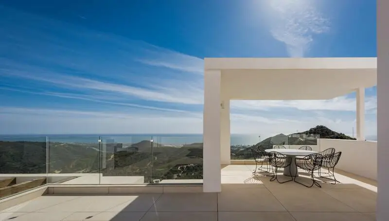 Ático de Lujo en Marbella con Piscina Privada y Vistas al Mar