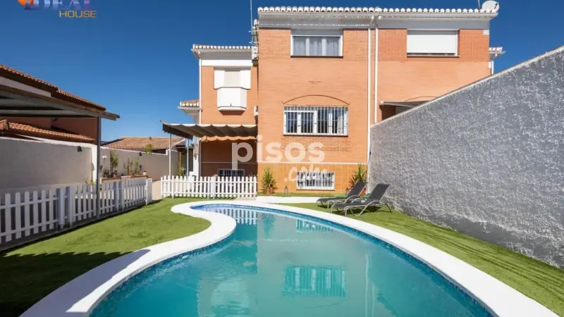 Chalet pareado en venta Albolote 4 dormitorios 2 baños jardín piscina