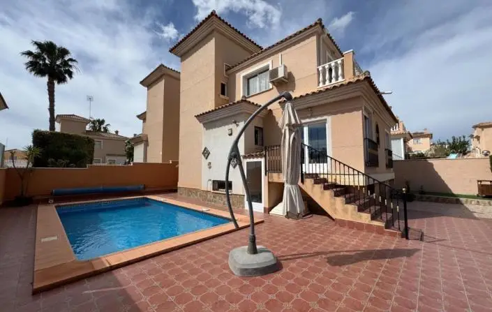 Villa de Lujo en Orihuela Costa 3 Dormitorios Piscina Privada