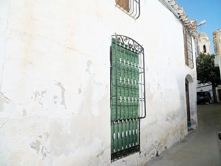 Casa de Pueblo de 8 Dormitorios con Enorme Potencial