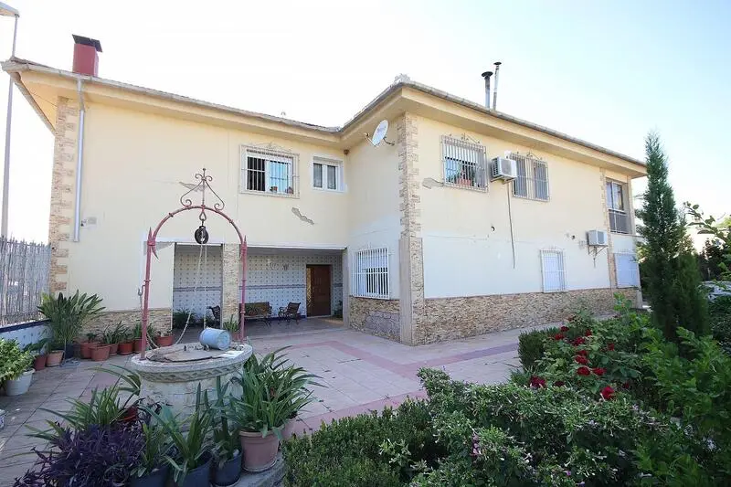 Casa de 9 Dormitorios en Monovar Ideal para Negocios