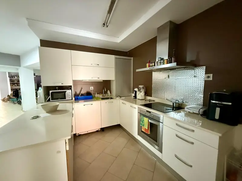 Piso en venta. Vivienda amplia adaptada para persona con movilidad reducida. Planta baja. Exterior. Tres habitaciones. Dos baños.