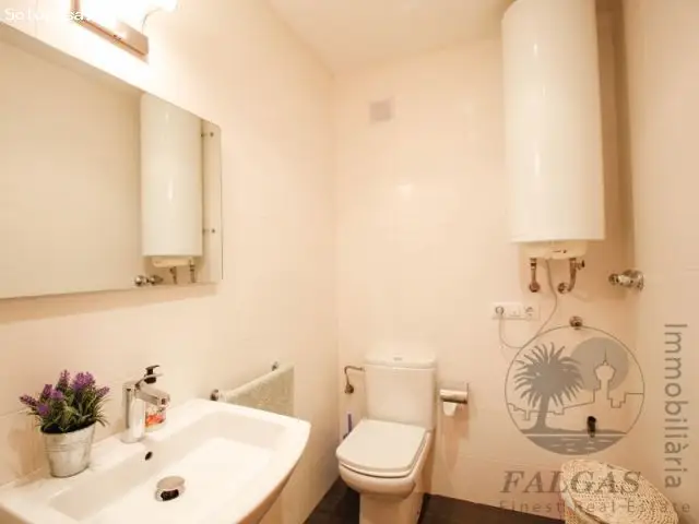 Casa en Planta Baja con 2 Habitaciones Dobles y Espacio para 2 Coches