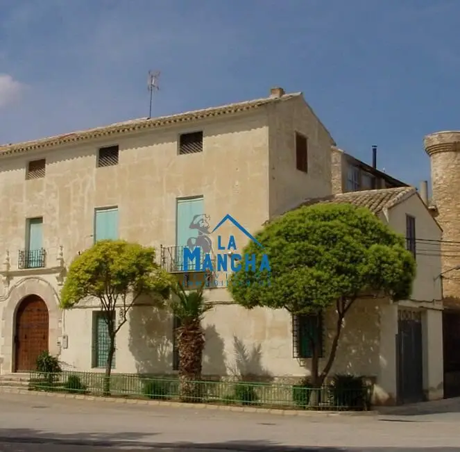 Venta Caseron con Patio en Mahora - Inversion Ideal