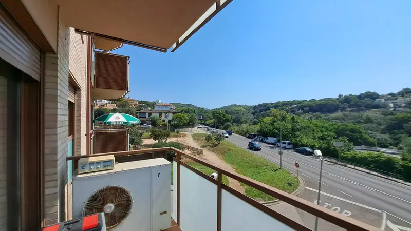 Apartamento en venta. Magnífico piso luminoso con balcón en zona tranquila y bien comunicada de Lloret de Mar, junto a todos los servicios.
