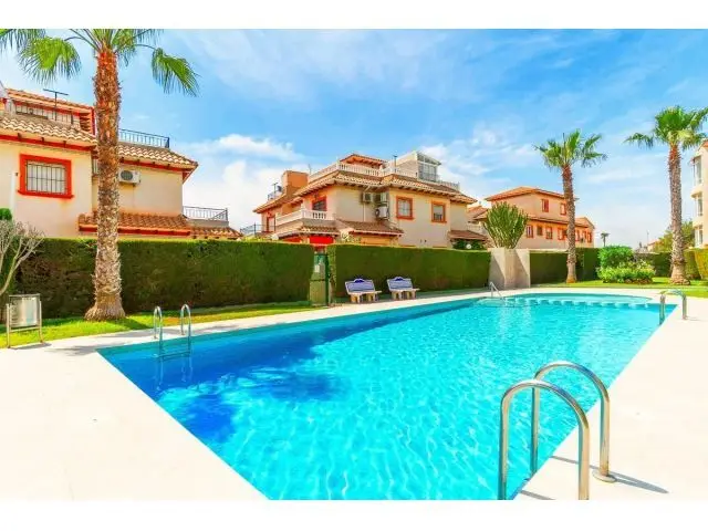 Chalet en Orihuela Costa con Piscina Cerca del Mar