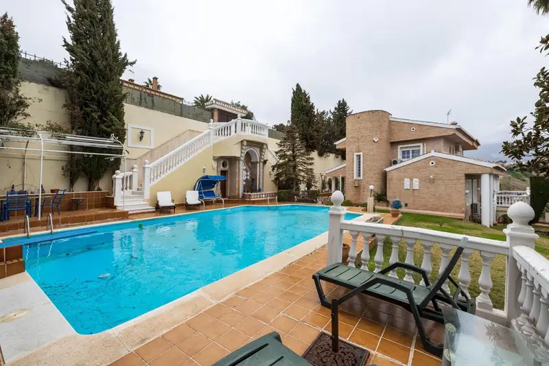 Chalet en Granada ciudad con jardin y piscina