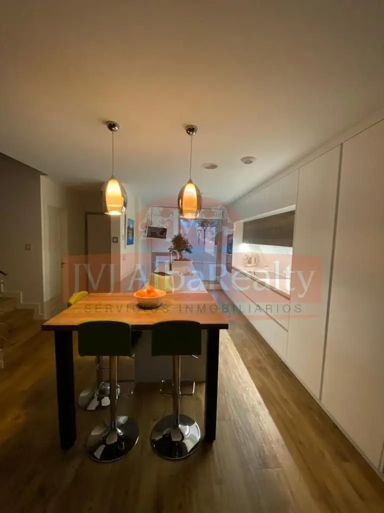 Adosado de Lujo en Venta Albacete 3 Habitaciones Piscina Privada