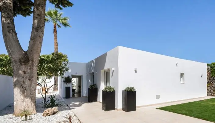 Villa de Lujo Moderna en Nueva Andalucia 4 Dormitorios