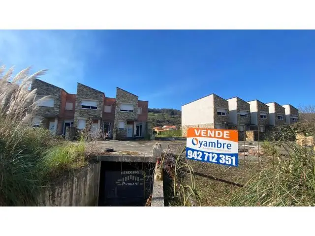 Venta de 13 Viviendas Adosadas en Los Corrales de Buelna