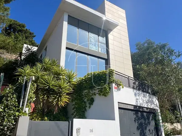 Casa Moderna con Vistas al Mar en Serra Brava