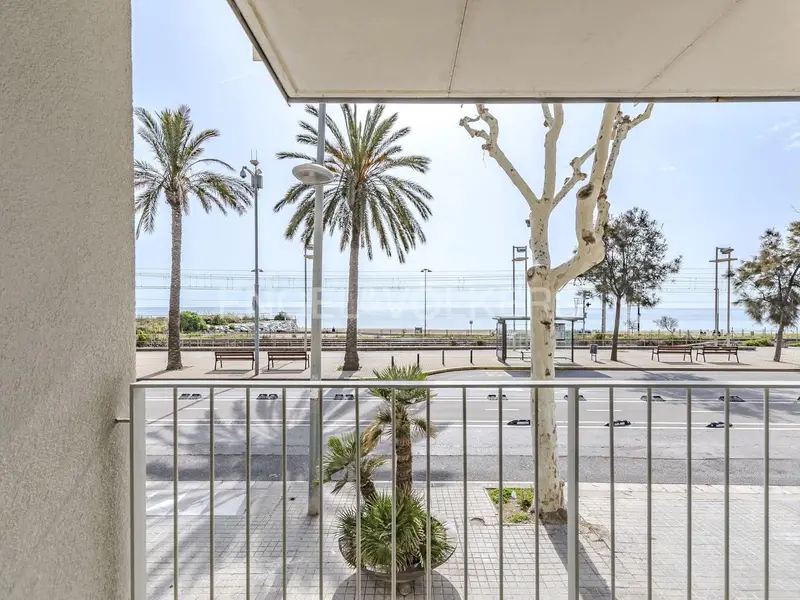 Apartamento en Badalona con Vistas al Mar y 3 Dormitorios
