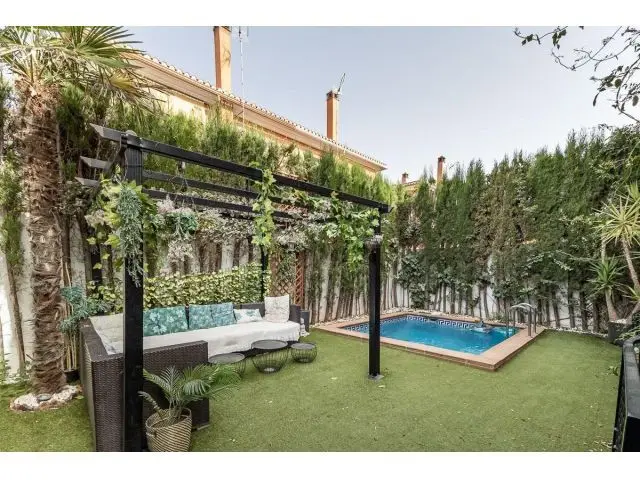 Chalet Pareado con Piscina Privada y Licencia Turistica Vegas del Genil