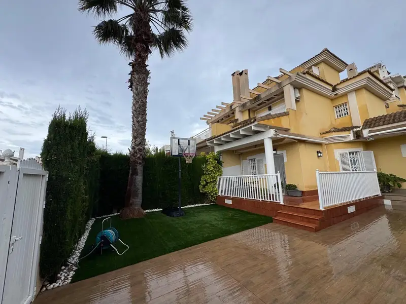 Adosado en Gran Alacant con piscina y jardin privado