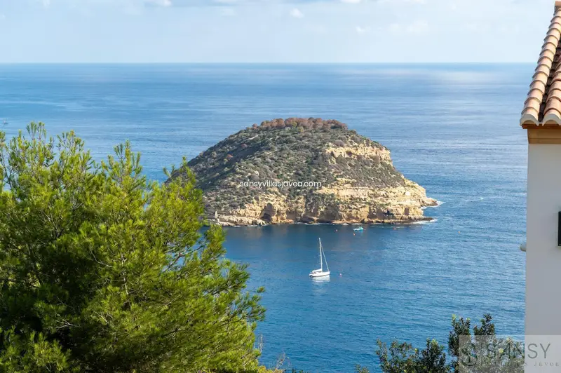 Villa en Jávea con Vistas al Mar y Gran Parcela - 4 Dormitorios