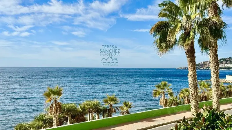 Apartamento en Playa Almuñécar con Vistas al Mar