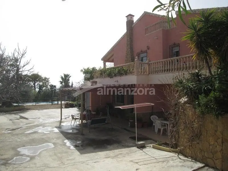 Chalet en Urcal con Piscina y Jardín Amplio