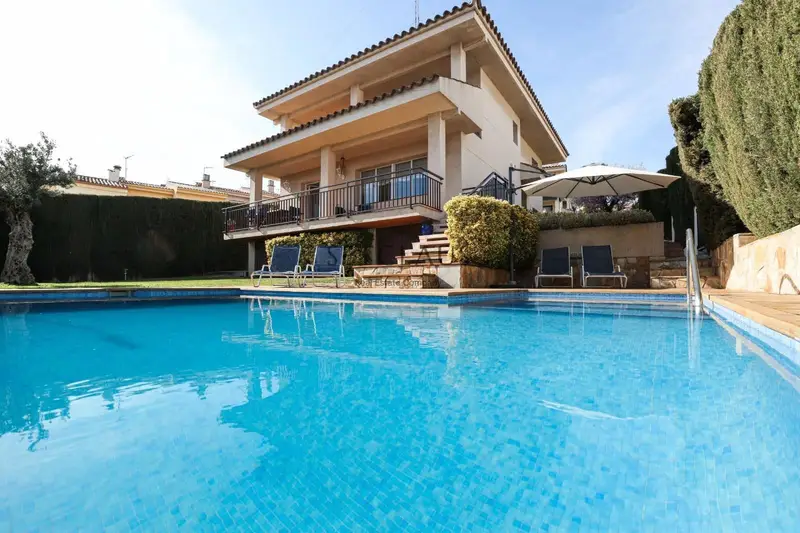 Chalet en Alella con 6 Dormitorios Jardin y Piscina
