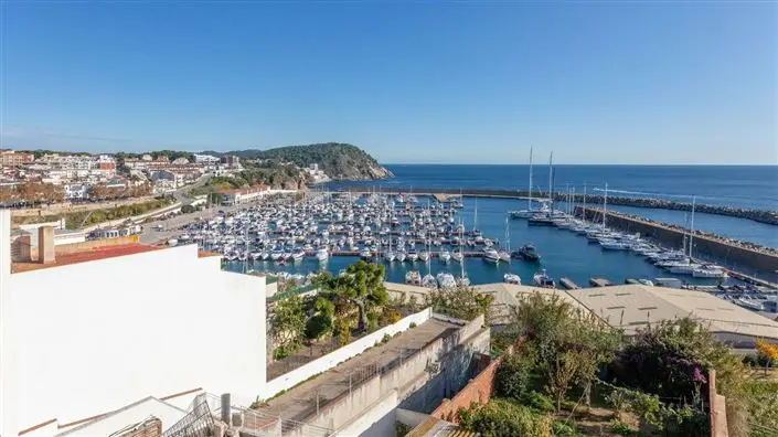 Villa de 4 Dormitorios en Venta con Vistas al Mar