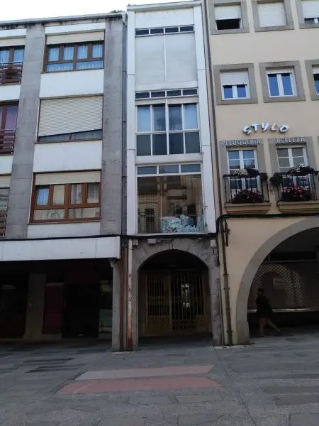 Venta de Casa en Noia: Edificio con Local y 2 Viviendas