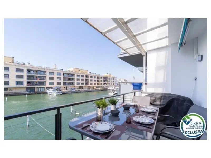 Casa con calefacción en El Port con amarre para barco y jacuzzi