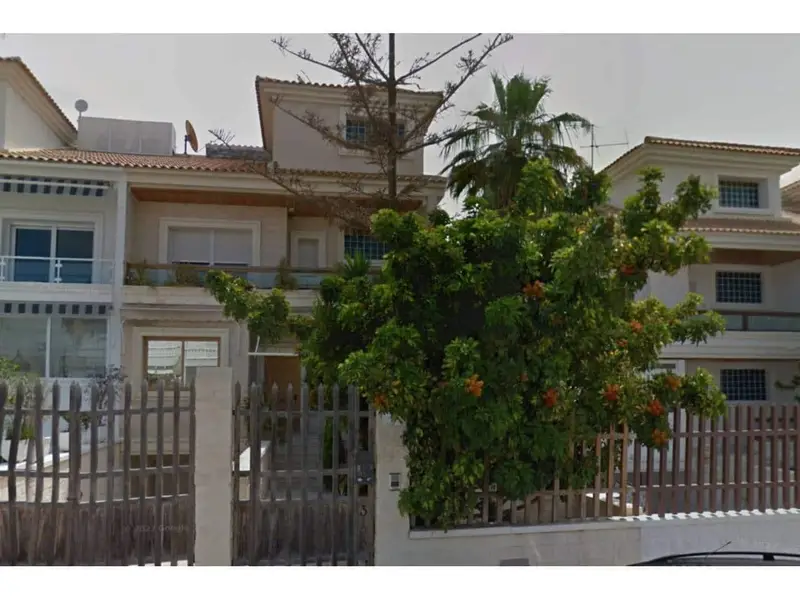 Chalet Adosado con Piscina en Torrevieja