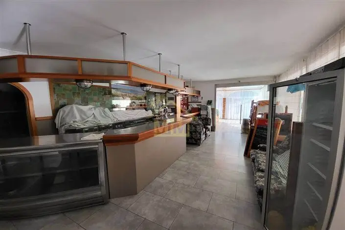 Restaurante y 3 Apartamentos en Venta Son Parc