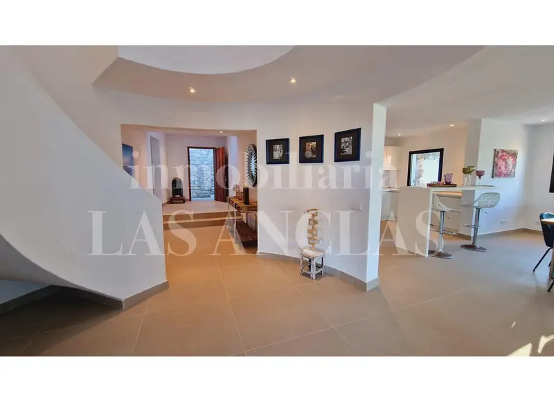 Chalet en venta en Ibiza con vistas al mar y puesta de sol
