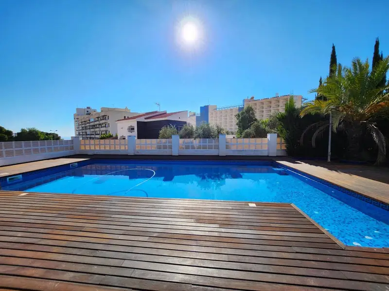 Chalet en Aguadulce con Piscina y Bodega Cerca de la Playa